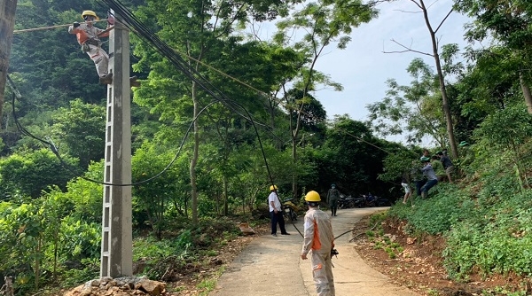 Điện lực Lạng Sơn hỗ trợ kéo điện cho nhân dân vùng na VietGAP
