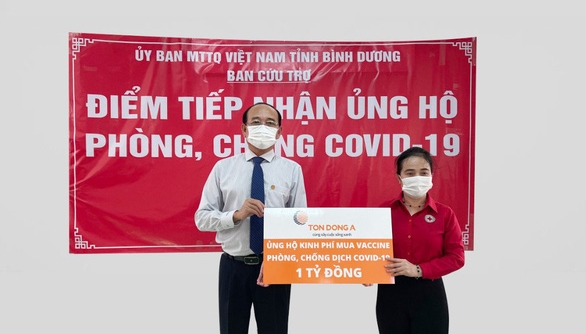 Tôn Đông Á trao 1 tỉ đồng để mua vắc xin phòng chống COVID-19