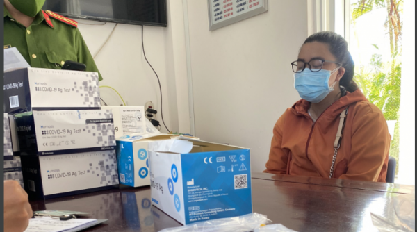 Phú Yên: Bắt quả tang người phụ nữ bán kit test nhanh Covid-19 không rõ nguồn gốc