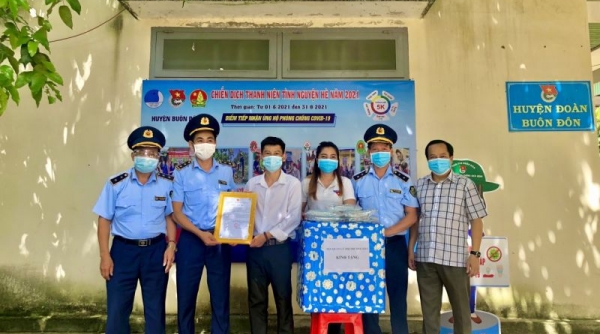 Đắk Lắk: Cục QLTT trao tặng vật tư y tế cho Bệnh viện Lao phổi Đắk Lắk phục vụ phòng, chống dịch bệnh Covid-19