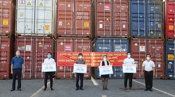 Trên 430 tấn nhu yếu phẩm của Thanh Hóa hỗ trợ người dân các tỉnh phía nam đã cập cảng Tân Thuận