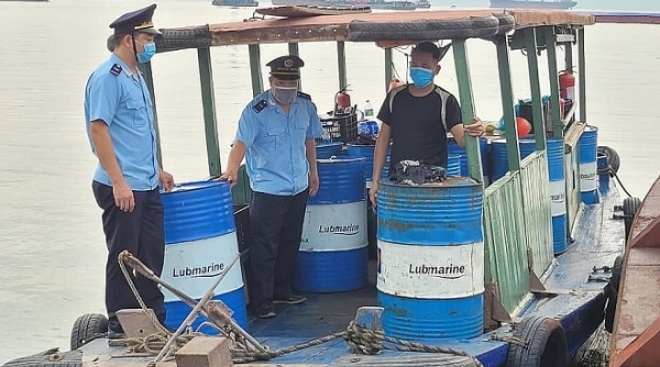 Quảng Ninh: Xử phạt tàu chở 2.000 lít dầu lậu