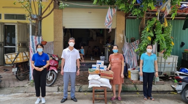 Phường Dương Nội (Hà Đông, Hà Nội): Phát miễn phí gạo, mỳ tôm cho hàng trăm người có hoàn cảnh khó khăn