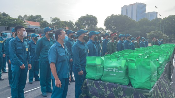 Bộ Tư lệnh TP. Hồ Chí Minh trao 100.000 phần quà cho người dân gặp khó khăn do dịch Covid-19