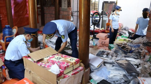 QLTT Quảng Bình: Thu giữ hơn 1.000 sản phẩm quần áo, giày dép vi phạm
