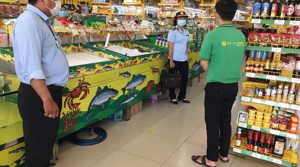 Tiền Giang: Phát hiện thực phẩm quá hạn sử dụng được bày bán tại cửa hàng tiện ích