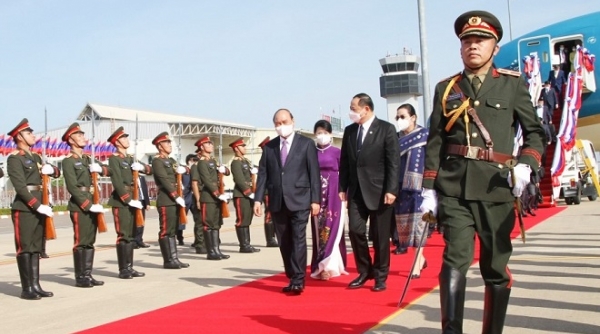 Chủ tịch nước Nguyễn Xuân Phúc và Phu nhân đến Vientiane, bắt đầu thăm hữu nghị chính thức CHDCND Lào