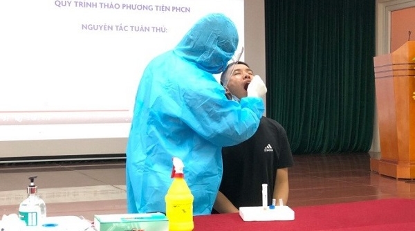 Trung tâm Y tế huyện Thanh Ba tổ chức tập huấn lấy mẫu xét nghiệm SARS-CoV-2 và sử dụng phòng hộ cá nhân