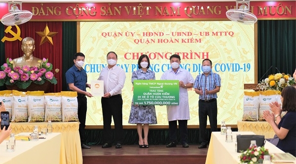 Vietcombank trao tặng xe ô tô cứu thương cho quận Hoàn Kiếm phục vụ công tác phòng chống dịch Covid-19