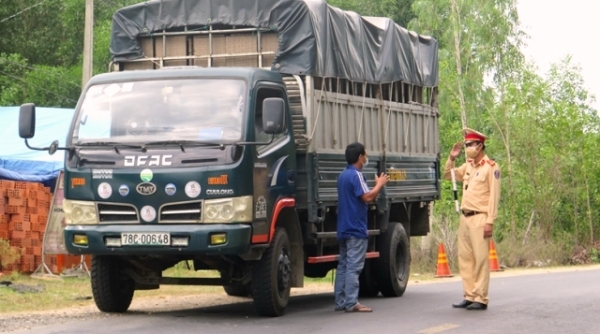 Phú Yên: Xác minh hai xe ô tô chở "chui" 11 người, một người ghi mắc Covid-19
