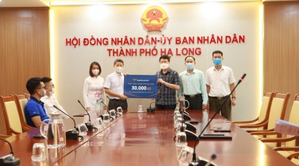 Văn Phú – Invest trao tặng 30.000 bộ xét nghiệm nhanh Covid-19 cho thành phố Hạ Long