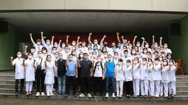 Hơn 100 y bác sĩ bệnh viện tuyến Trung ương chia lửa cùng thành phố Hồ Chí Minh