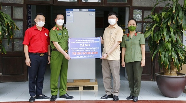 Tuyên Quang: Trao tặng 5 tủ lạnh bảo quản Vaccine Covid-19