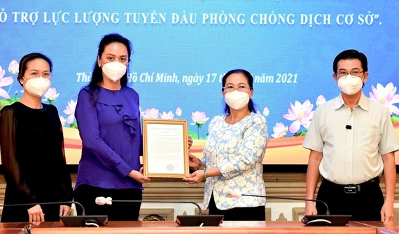 Thành phố Hồ Chí Minh tiếp nhận 200.000 bộ đồ bảo hộ, khẩu trang y tế