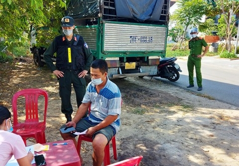 Thừa Thiên Huế: Xử phạt xe ô tô vi phạm phòng chống dịch