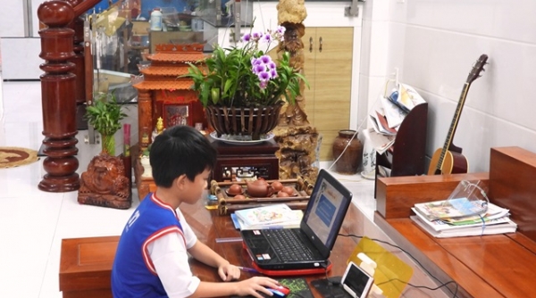 Đà Nẵng: Phụ huynh, học sinh loay hoay với "học online"