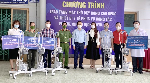 Tuyên Quang: Trao tặng thiết bị y tế cho 4 bệnh viện