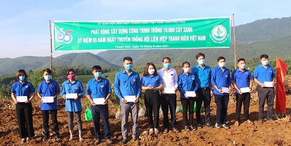 Phú Thọ: Phát động công trình thanh niên 10.000 cây xanh và tặng quà cho học sinh nghèo