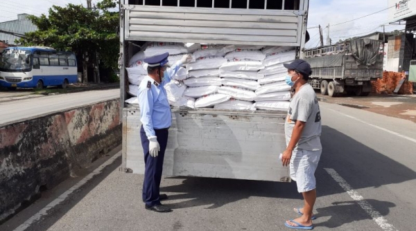 Tiền Giang: Phát hiện 2 phương tiện vận chuyển 4,6 tấn phân bón vi phạm nhãn mác