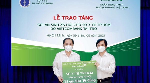 Vietcombank trao tặng gói an sinh xã hội 100 tỷ đồng cho Sở Y tế TP. HCM