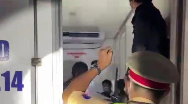 Bình Thuận: Phát hiện 15 người bao gồm trẻ em trong thùng xe đông lạnh để thông chốt