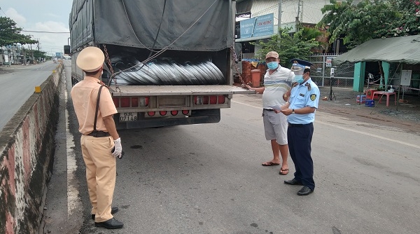 Tiền Giang: Phát hiện xe "luồng xanh" chở 14 tấn thép cuộn vi phạm nhãn hàng hóa