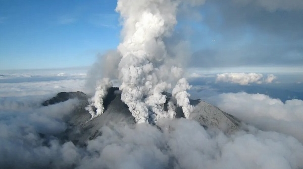 Núi lửa phun trào, Nhật phát cảnh báo