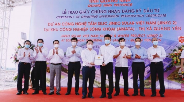 Quảng Ninh: Trao giấy chứng nhận đầu tư dự án gần 400 triệu USD làm nguyên liệu pin mặt trời