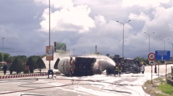 Đà Nẵng: Xe bồn chở 20 tấn gas bị lật giữa đường