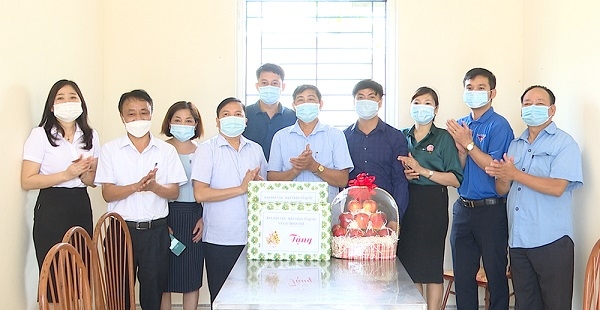 Phú Thọ: Thăm, tặng quà động viên đội ngũ y, bác sĩ tham gia hỗ trợ Hà Nội phòng, chống dịch