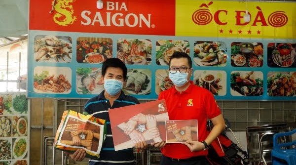 Tổ chức trao quà cho các hộ kinh doanh nhỏ tại TP. Hồ Chí Minh