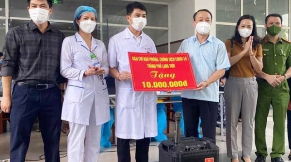 Lãnh đạo thành phố Lạng Sơn: Thăm và tặng quà 11 điểm tiêm vắc xin trên địa bàn