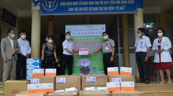 Agribank Đắk Lắk trao tặng vật tư y tế cho Trung tâm Y tế huyện Ea Kar