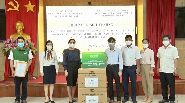 Bình Dương: Ngân hàng Vietcombank trao tặng 2.000 bộ kit test nhanh cho TP. Thủ Dầu Một