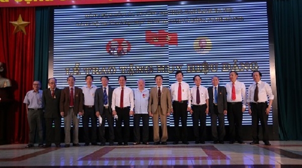 Đảng ủy Trường Đại học Kinh doanh và Công nghệ Hà Nội trao tặng Huy hiệu Đảng