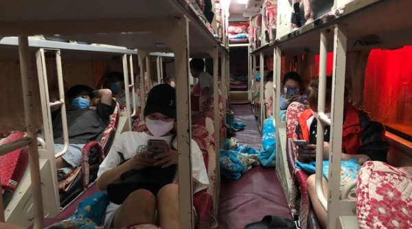 Hà Nội: Phát hiện xe khách giường nằm vận chuyển “khách chui”