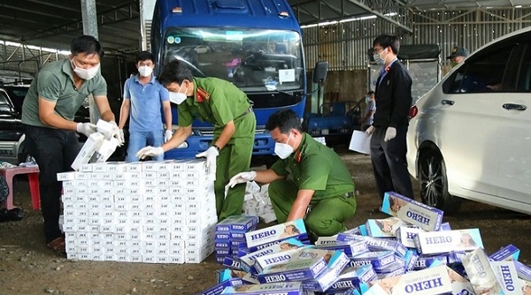 Bắt quả tang 2 đối tượng vận chuyển 11.200 bao thuốc lá nhập lậu tại Sóc Trăng