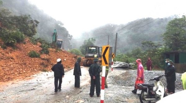 Hà Tĩnh: Sạt lở nghiêm trọng, quốc lộ 8A ách tắc trong nhiều giờ