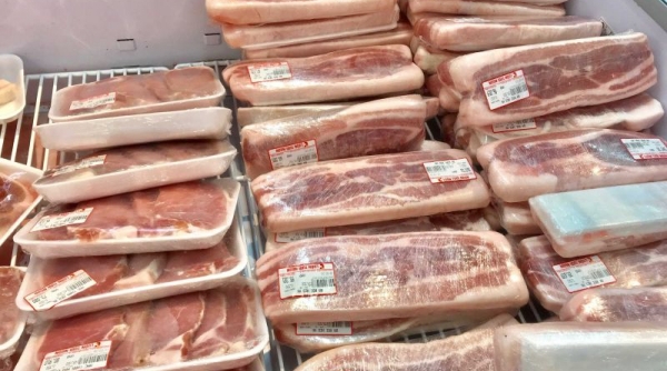 Nhập khẩu hàng trăm nghìn tấn thịt đông lạnh: Chăn nuôi nội địa gặp khó?
