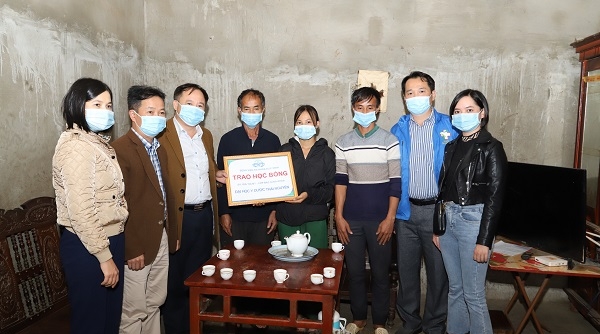Bệnh viện Đa khoa Đức Minh (Hà Giang) trao học bổng cho tân sinh viên có hoàn cảnh khó khăn tại xã Xín Cái