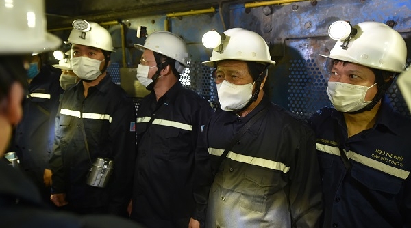 Phó Thủ tướng Lê Văn Thành xuống hầm mỏ, động viên công nhân ngành than