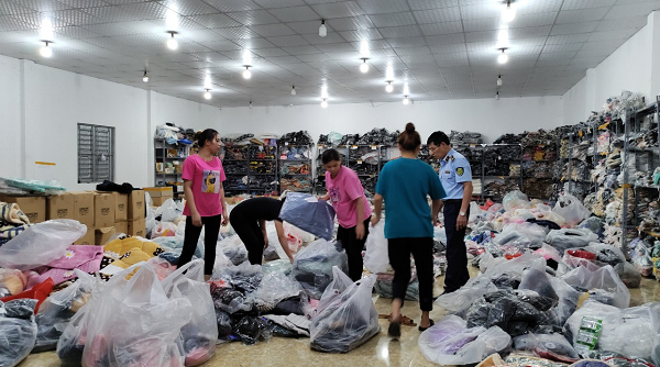 Tuyên Quang: Phát hiện có gần 1.000 sản phẩm quần áo, phụ kiện thời trang nhập lậu