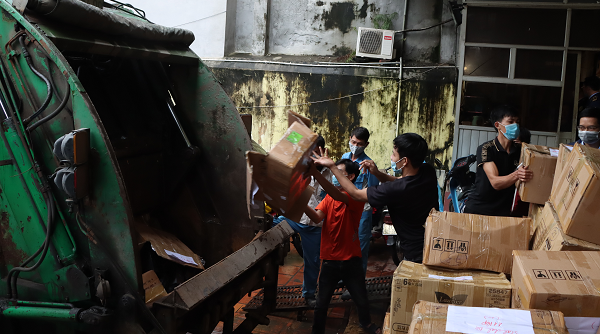 Hà Nội: Tiêu hủy hơn 2.000 chai nước hoa giả mạo nhãn hiệu