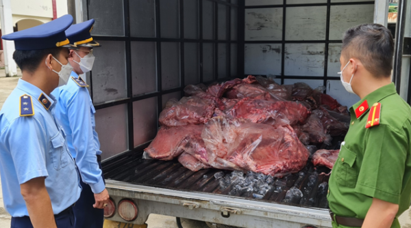 Quản lý thị trường Nghệ An tiêu huỷ 650 kg thịt sườn lợn “bẩn”