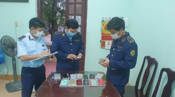 Quảng Bình: Thu giữ lô điện thoại Iphone có dấu hiệu nhập lậu