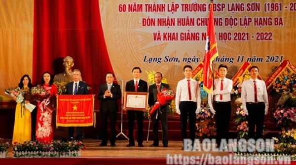 Trường Cao đẳng Sư phạm Lạng Sơn đón nhận Huân chương Độc lập hạng Ba