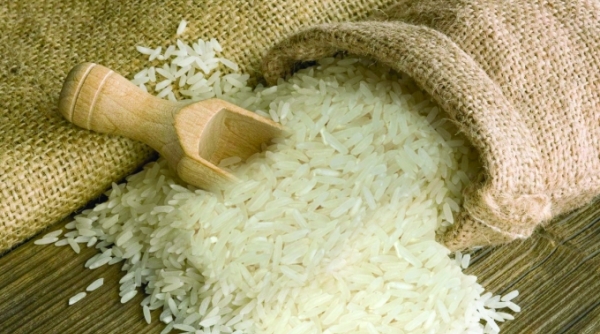 Gạo 5% tấm của Việt Nam giảm giá