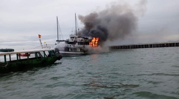 Quảng Ninh: Hai tàu du lịch cháy dữ dội trên Vịnh Hạ Long