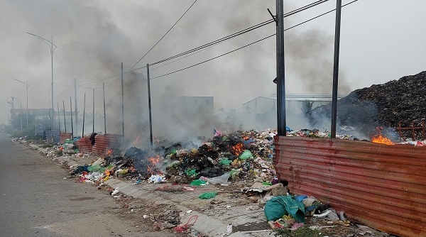 Hải Phòng: Bãi rác Tân Dân chất cao, bốc khói nghi ngút