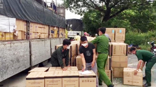 Phát hiện xe tải vận chuyển 265.000 khẩu trang y tế không rõ nguồn gốc ở An Giang